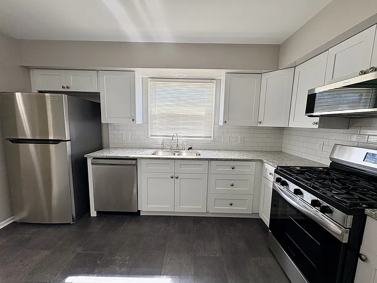 4264 Vera Cruz Ave N — Photo 1