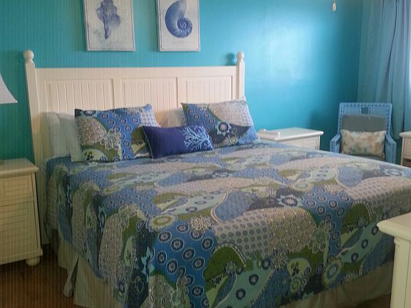 king size bed, ceiling fan