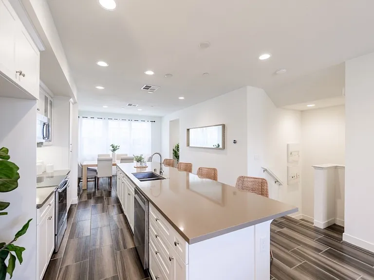 379 Hansen Ter — Photo 2
