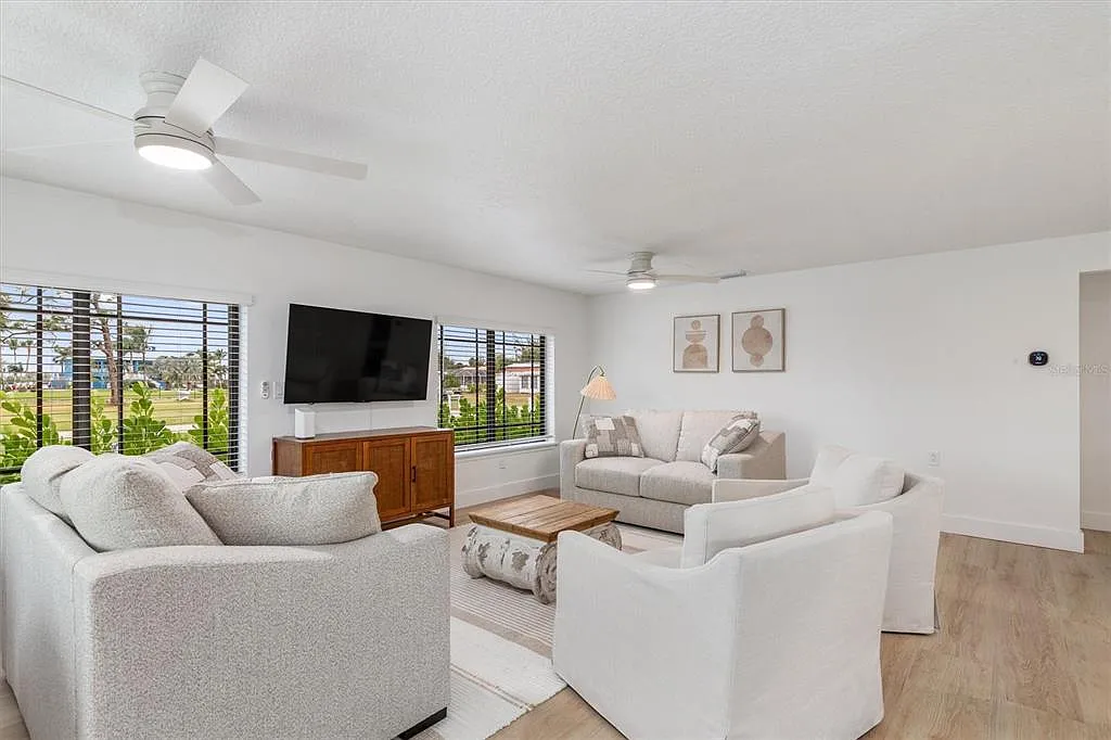 2 bed, 2.0 bath, 1325 sqft, $3,536 — Photo 4