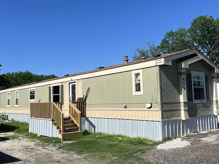 409 E Main St — Photo 2