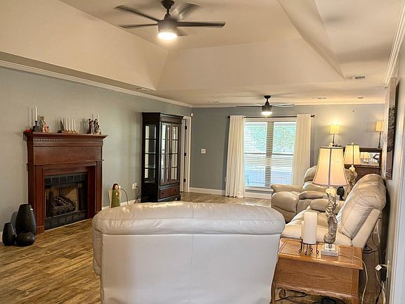 3rd image of 624 Primrose Ln