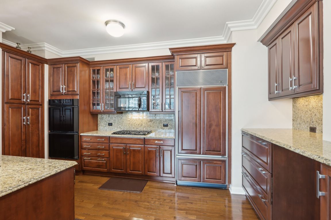 E Huron St 1404-2704-019.jpg