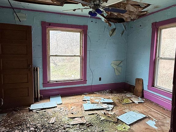 5th image of 736 Mineral Point Rd