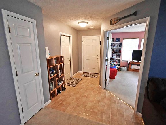 4th image of 2711 Bond Dr