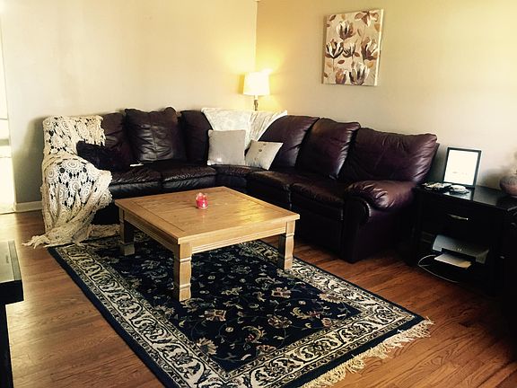 Living room (photo taken by previous tenant)
