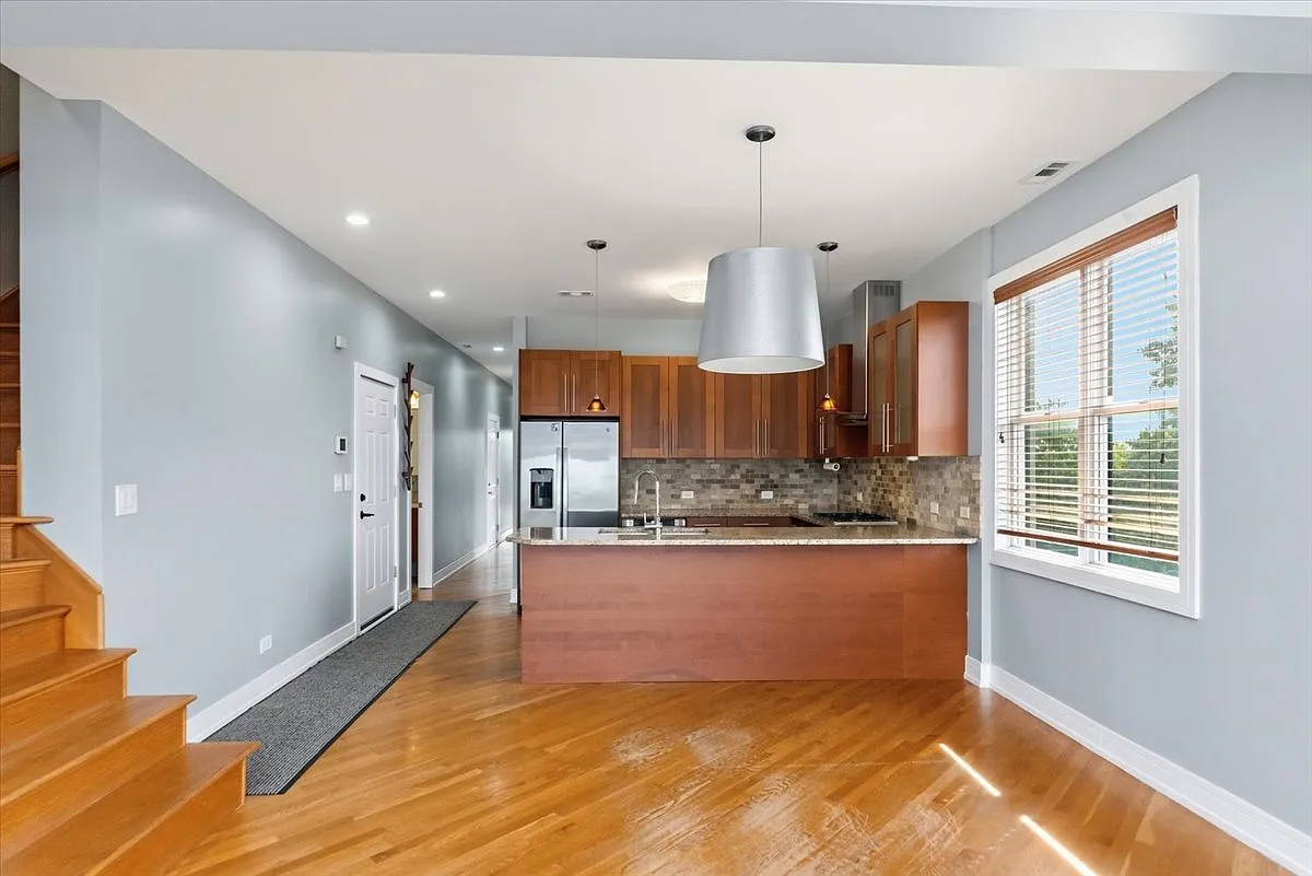 3 bed, 2.0 bath, 1700 sqft, $2,600 — Photo 3