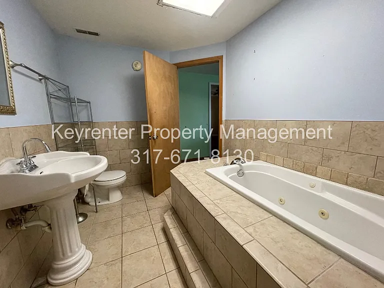 1027 E 4th St — Photo 18