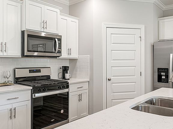 5th image of 101 Creekridge St