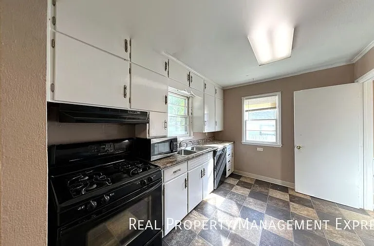 1804 S Covell Ave — Photo 3