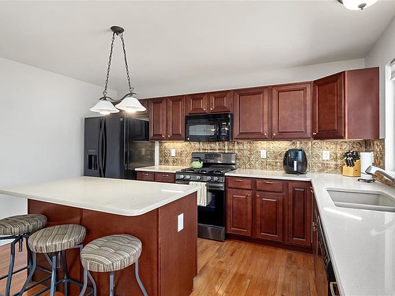 4th image of 1409 Noyack Dr