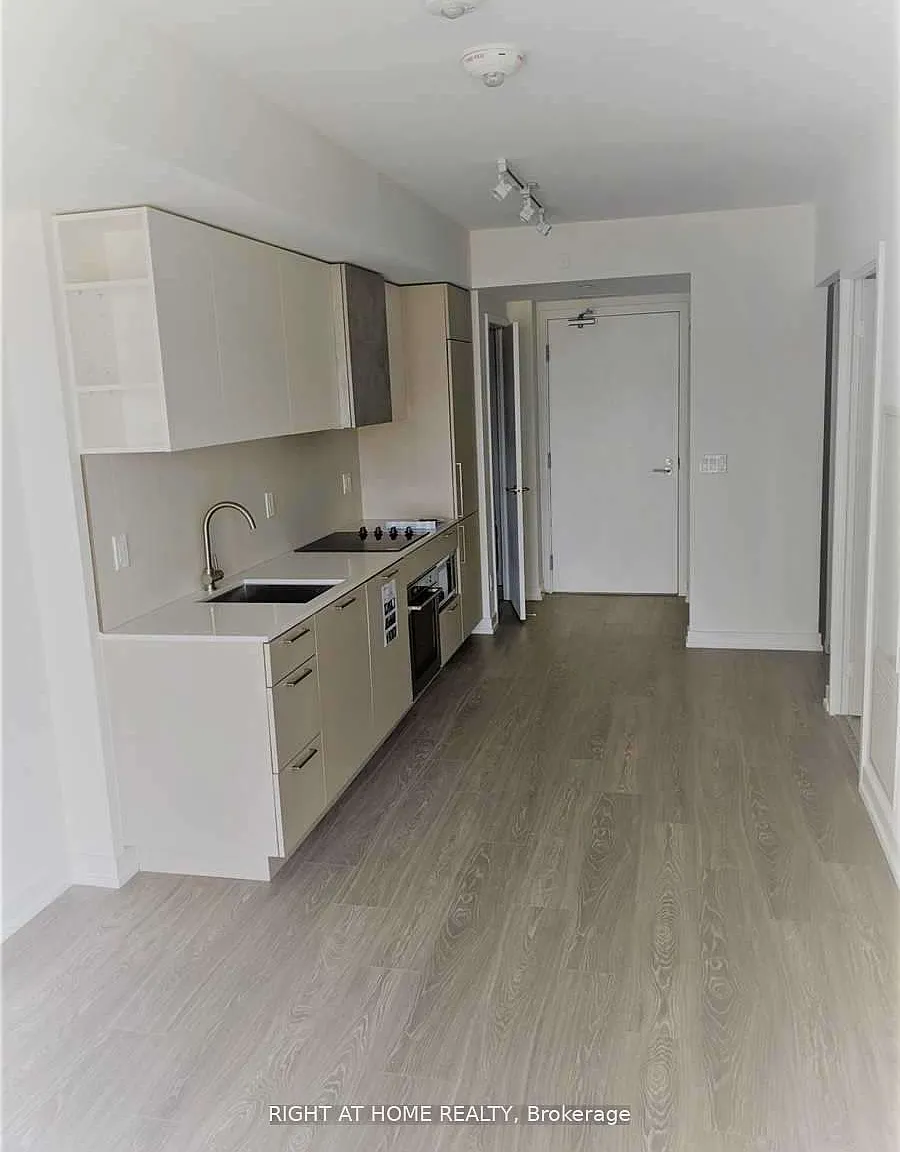 19 Western Battery Rd — Photo 3