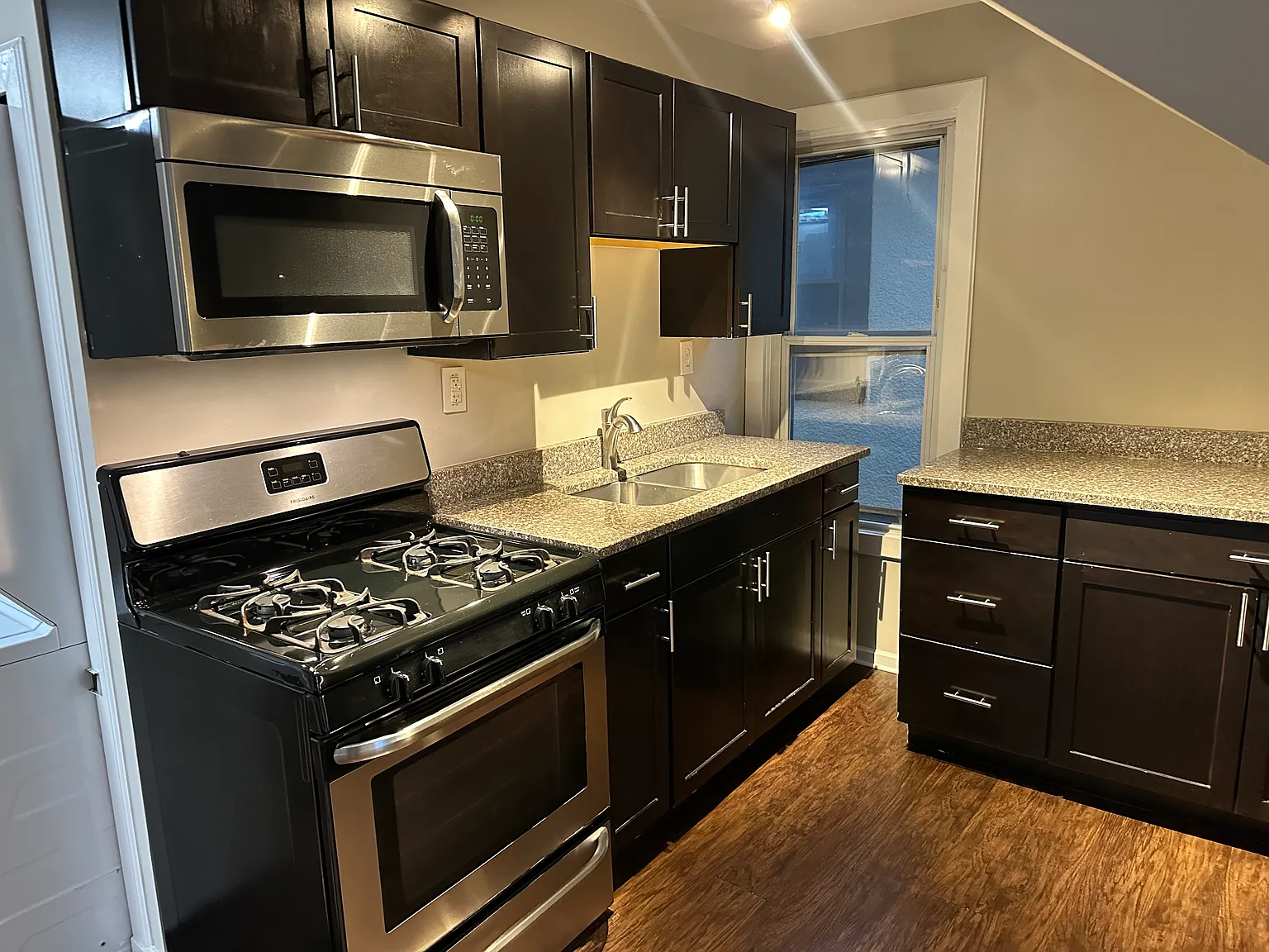 2 bed, 730 sqft, $1,595 — Photo 2
