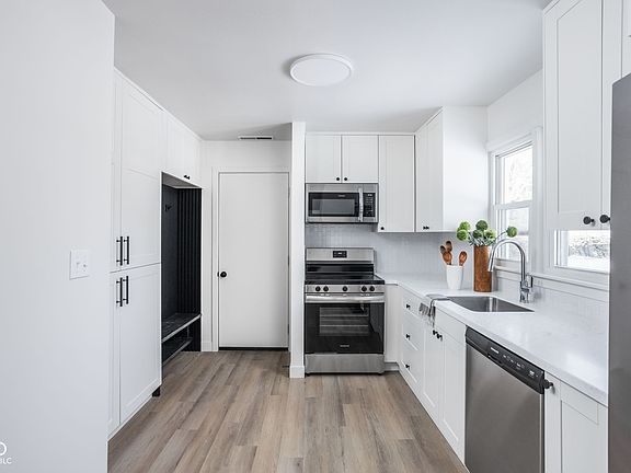 3rd image of 5686 Henderson Dr