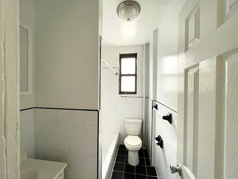 815 E 14th St #2H — Photo 10