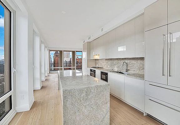 4th image of 15 W 61st St #27D