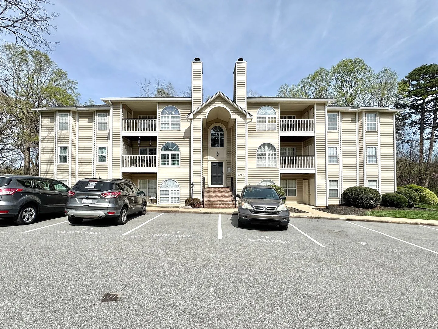 Immaculate 2 BR condo convenient to loop and I-40 — Photo 1