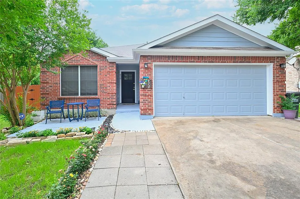 4 bed, 2.0 bath, 1750 sqft, $2,300 — Photo 2
