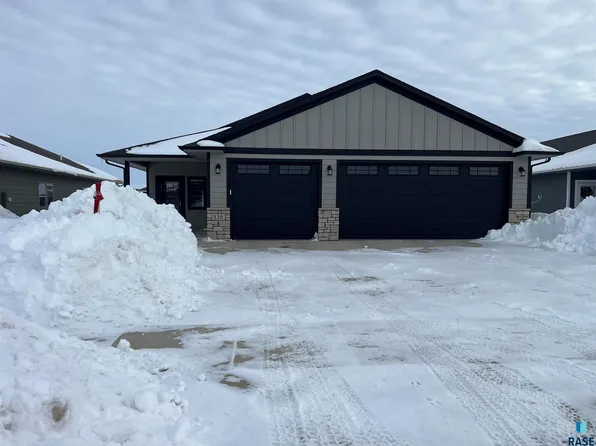 138 Devitt Dr, Harrisburg, SD 57032