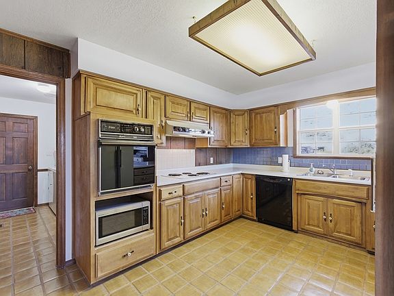 5th image of 215 Warbonnet Rd