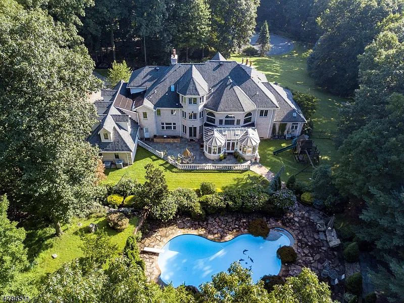 5 Queens Ct photo 1