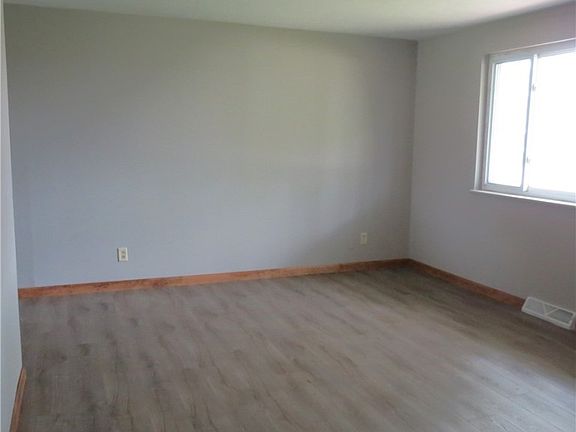 2nd image of 1831 Glenn Pl