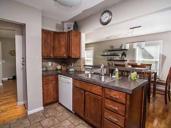 5th image of 3039 Waterford Ave NE