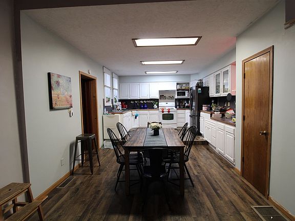 5th image of 524 Tilden St