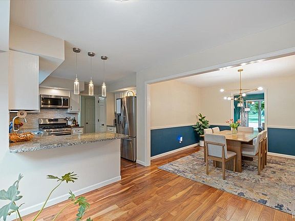 3rd image of 519 Crestlane Dr