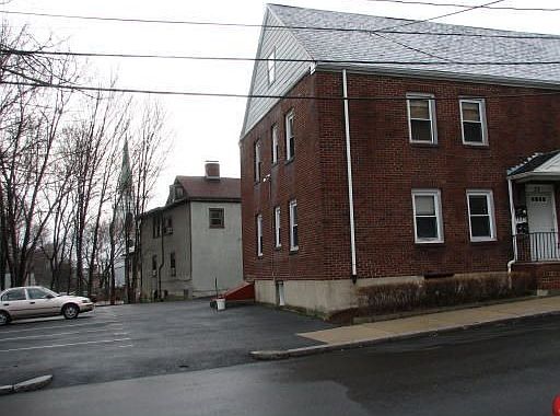 8 car parking lot