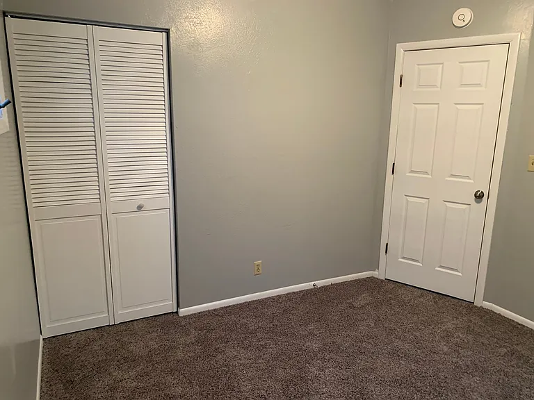 208 Market Pl — Photo 2