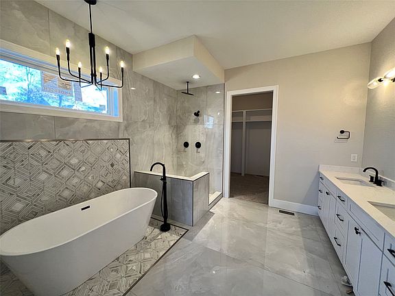2nd image of 1111 Oakwood Dr