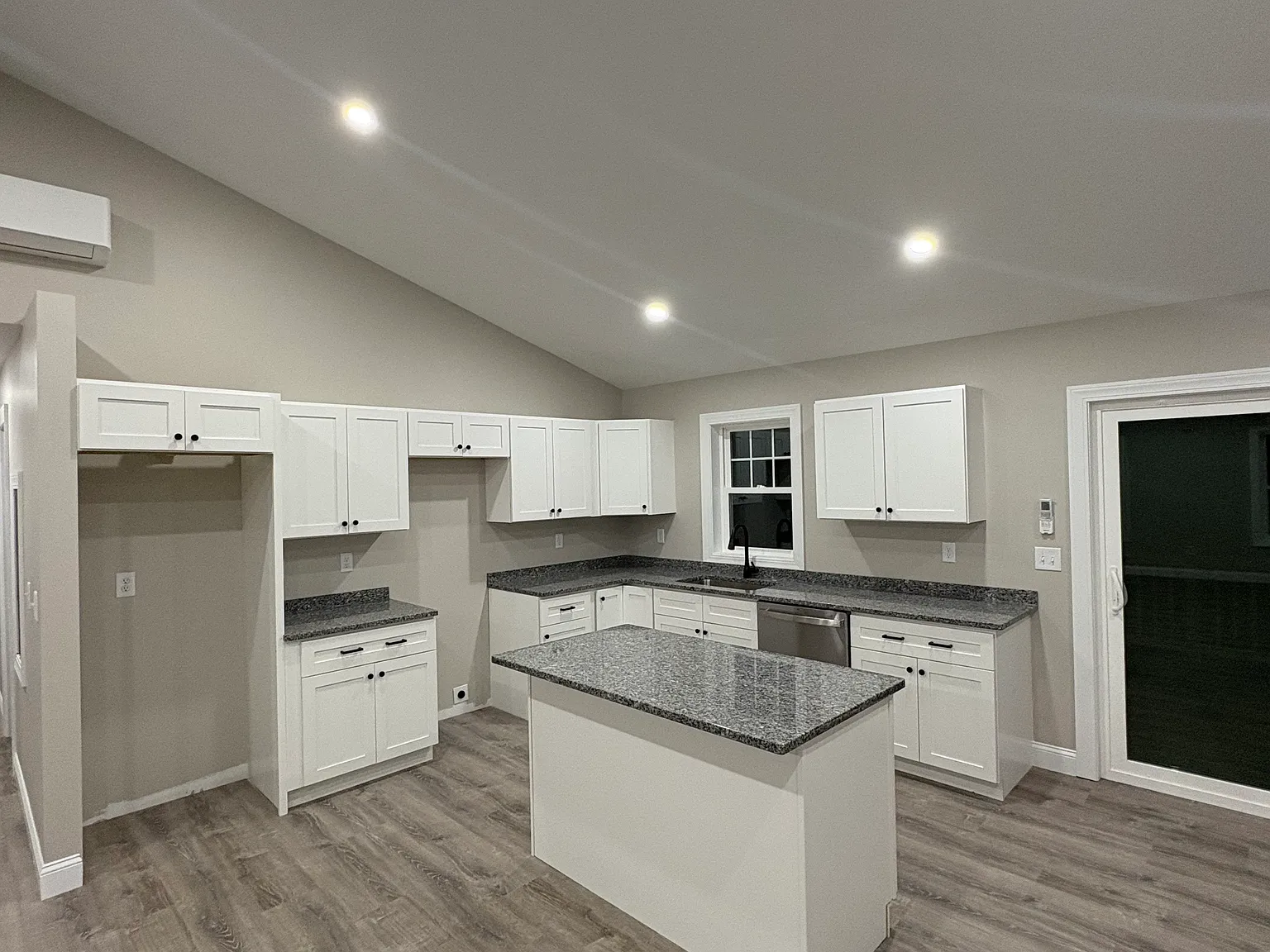 2 bed, 1300 sqft, $2,300 — Photo 4