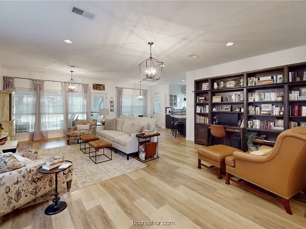 705 N Center St, Franklin, TX 77856