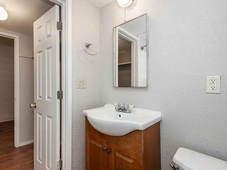 Skylark Apartments — Photo 39