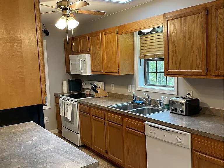 1037 Maplewood Dr — Photo 16