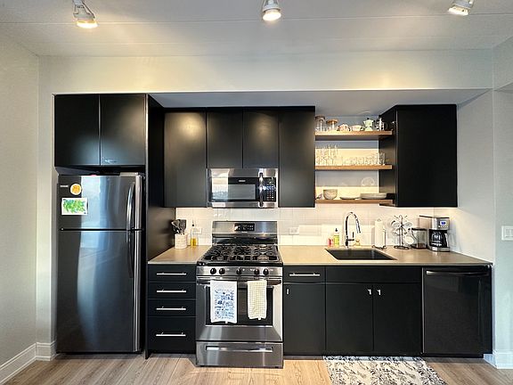 2nd image of 941 W Belmont Ave #705