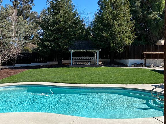 3rd image of 2700 Oakhurst Dr