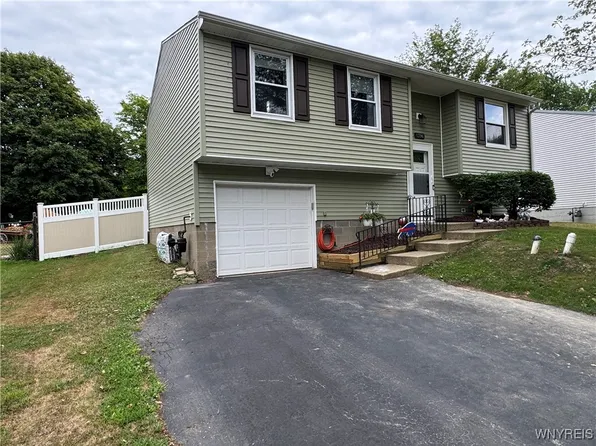 1396 Independence Dr, Derby, NY 14047