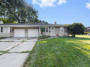 621 Hiawatha Dr, Elgin, IL 60120
