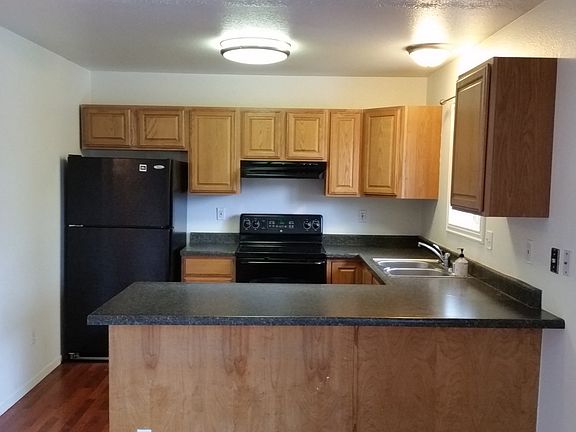 Kitchen w/breakfast bar