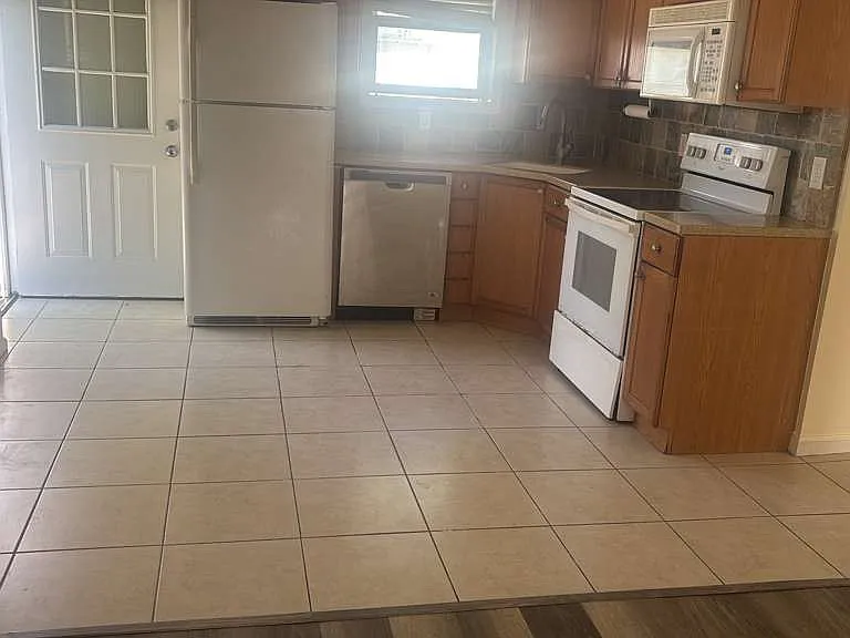 17 Westwood Ave — Photo 2