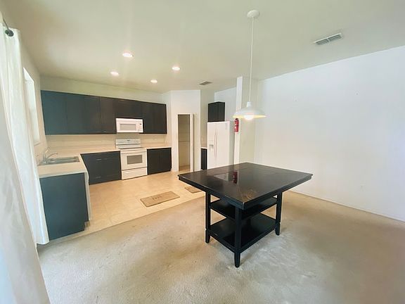4th image of 1047 Tourmaline Dr