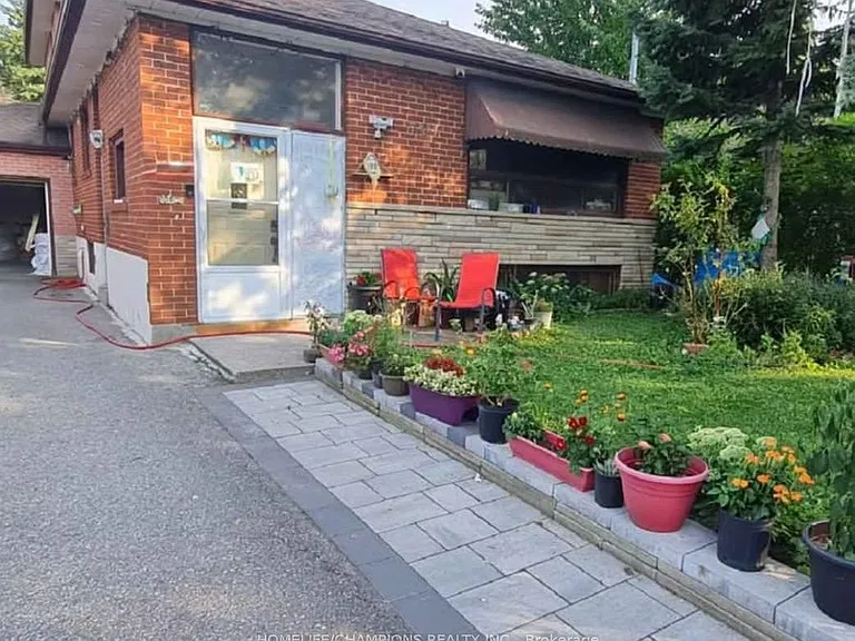 701 N Brimorton Dr NE — Photo 1
