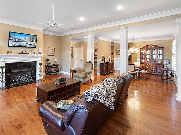 3rd image of 141 Waterford Cir