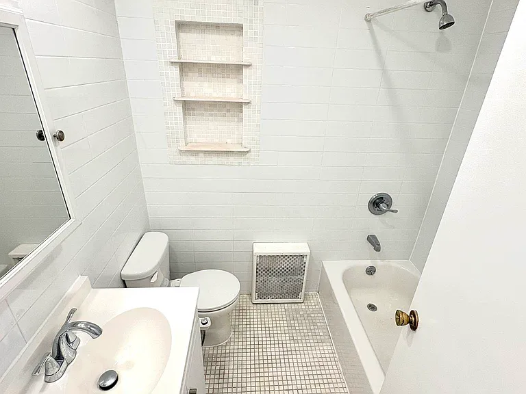 195 Calyer St #4 — Photo 8
