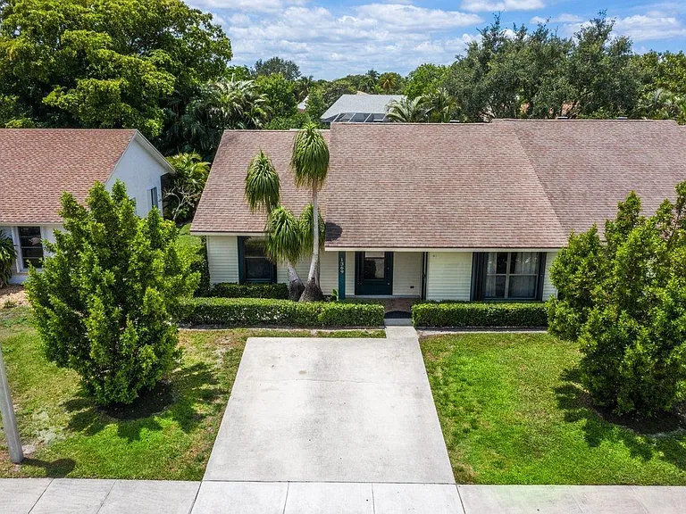1369 Riverside Cir — Photo 32