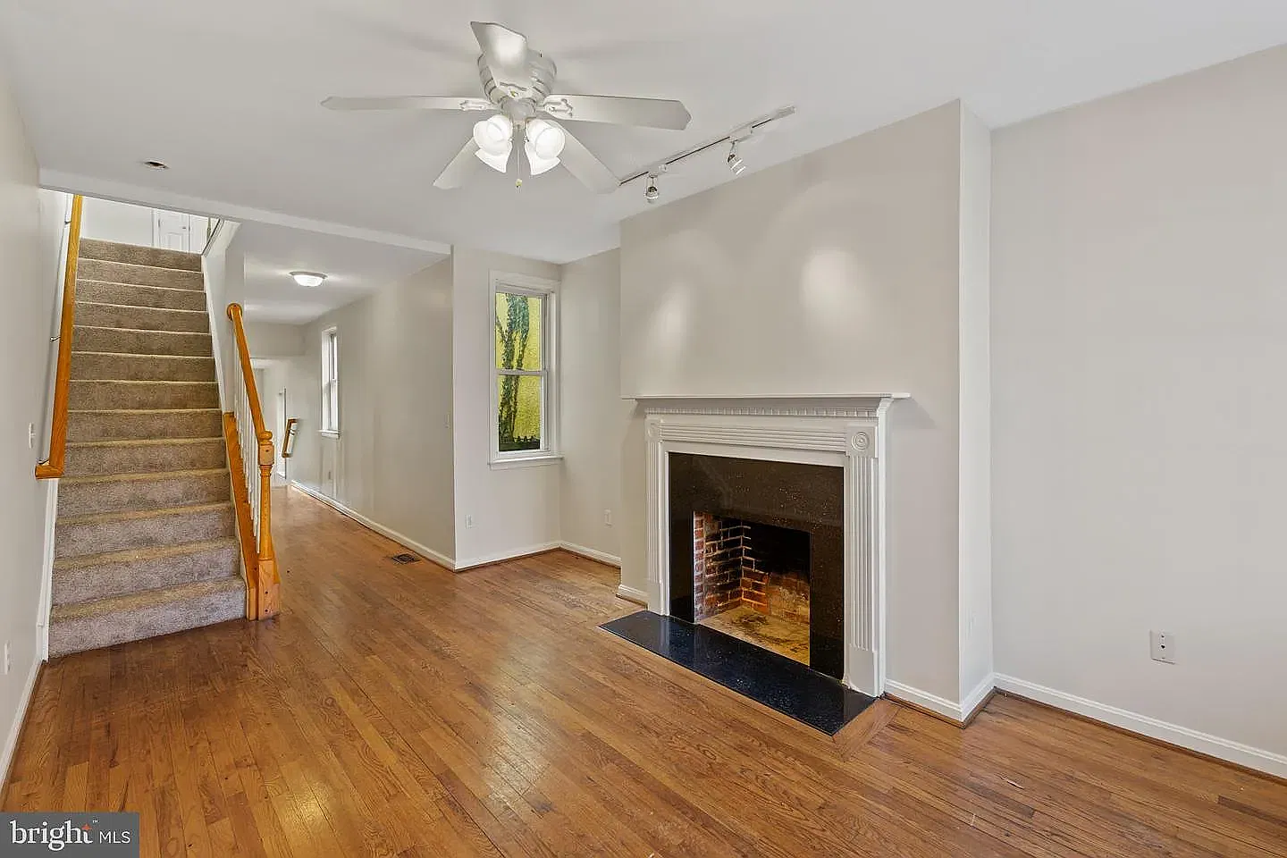 2 bed, 1000 sqft, $1,550 — Photo 3