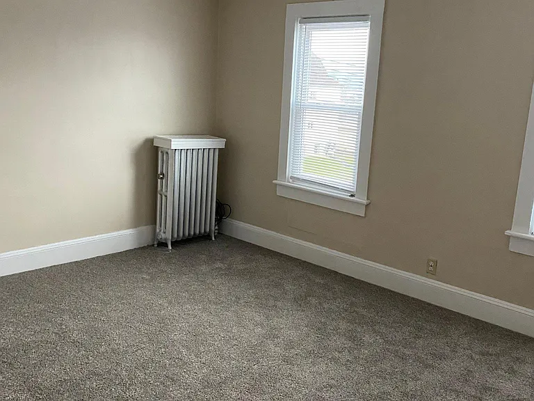 401 E Grove St — Photo 9