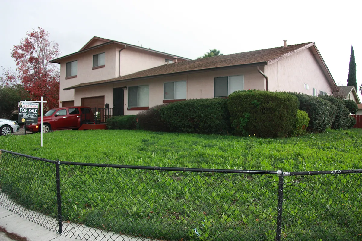 Building Photo - 1401 Sycamore Dr #B